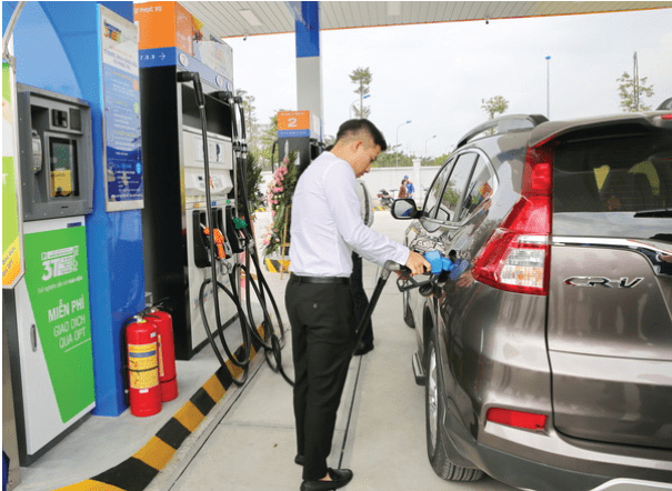 mua xăng tự phục vụ tại cửa hàng xăng dầu