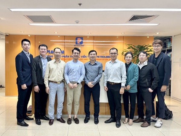 Rockwell Automation và PIACOM chụp ảnh kỉ niệm