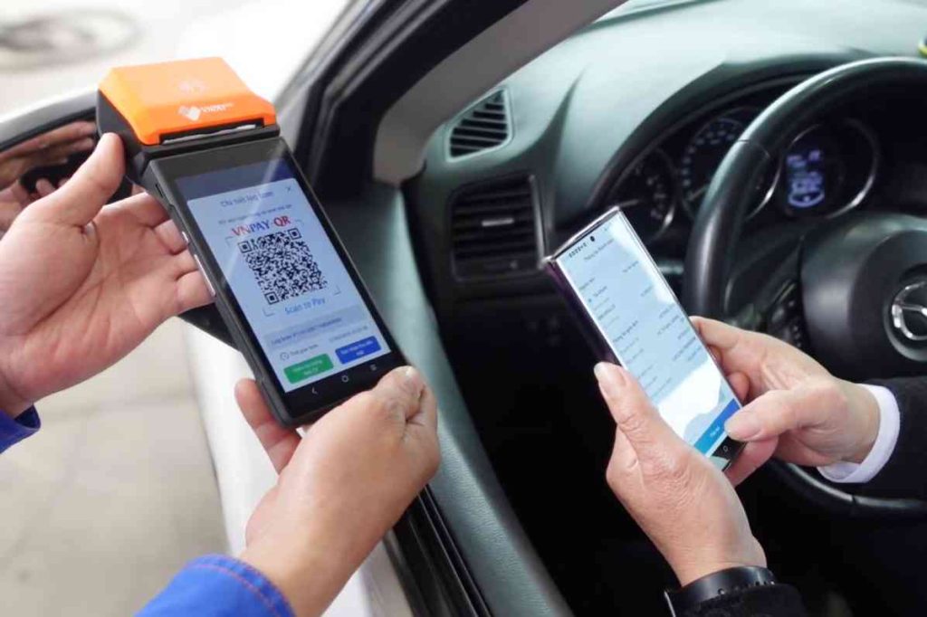 Thanh toán QR code động tại cửa hàng xăng dầu