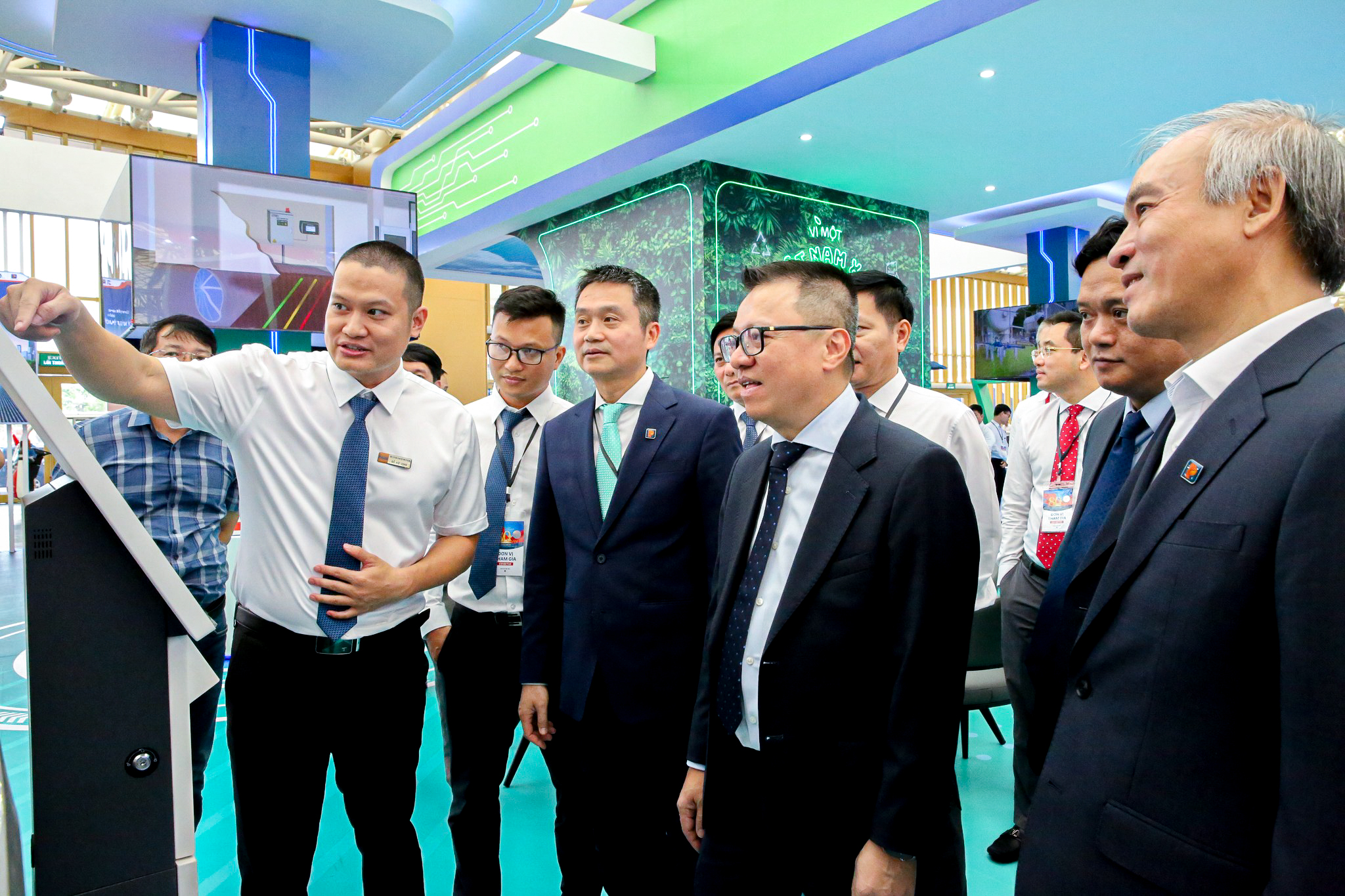 Ban Lãnh đạo tập đoàn xăng dầu Petrolimex trải nghiệm giải pháp "Mua xăng tự động"
