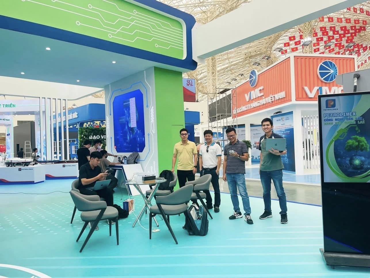 Ban Lãnh đạo cùng đội ngũ PIACOM triển khai giải pháp tại khu trưng bày Petrolimex