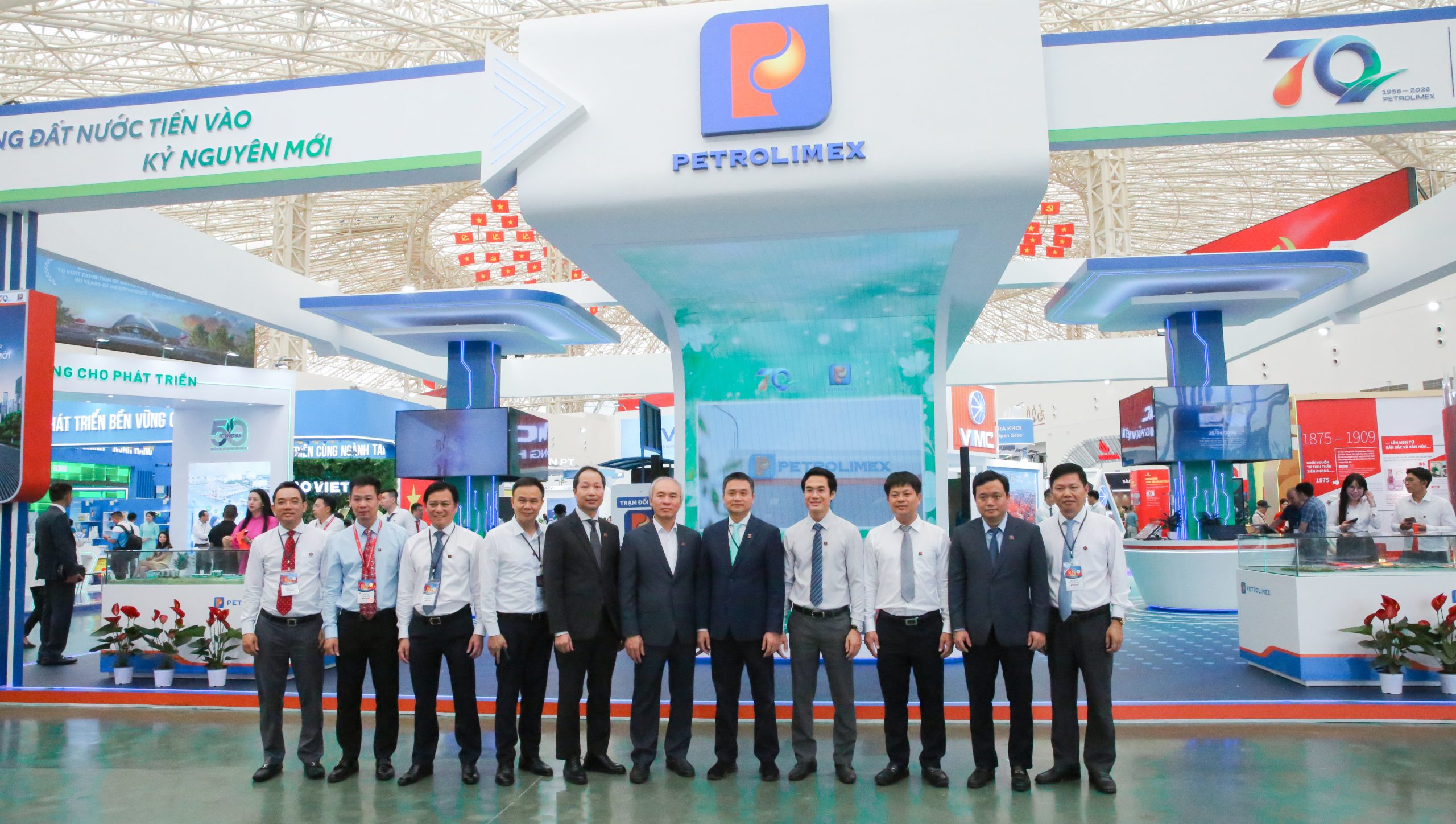 Ban Lãnh đạo tập đoàn Petrolimex và Ban Lãnh đạo PIACOM chụp hình tại gian hàng Triển lãm