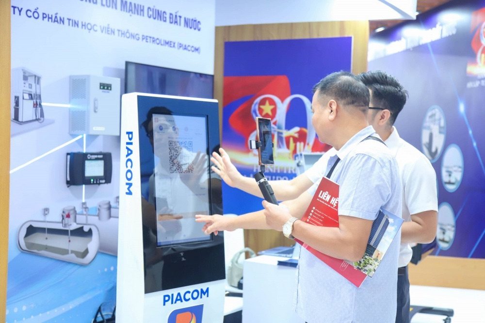 Khách tham quan trải nghiệm ki-ốt mua xăng tự động