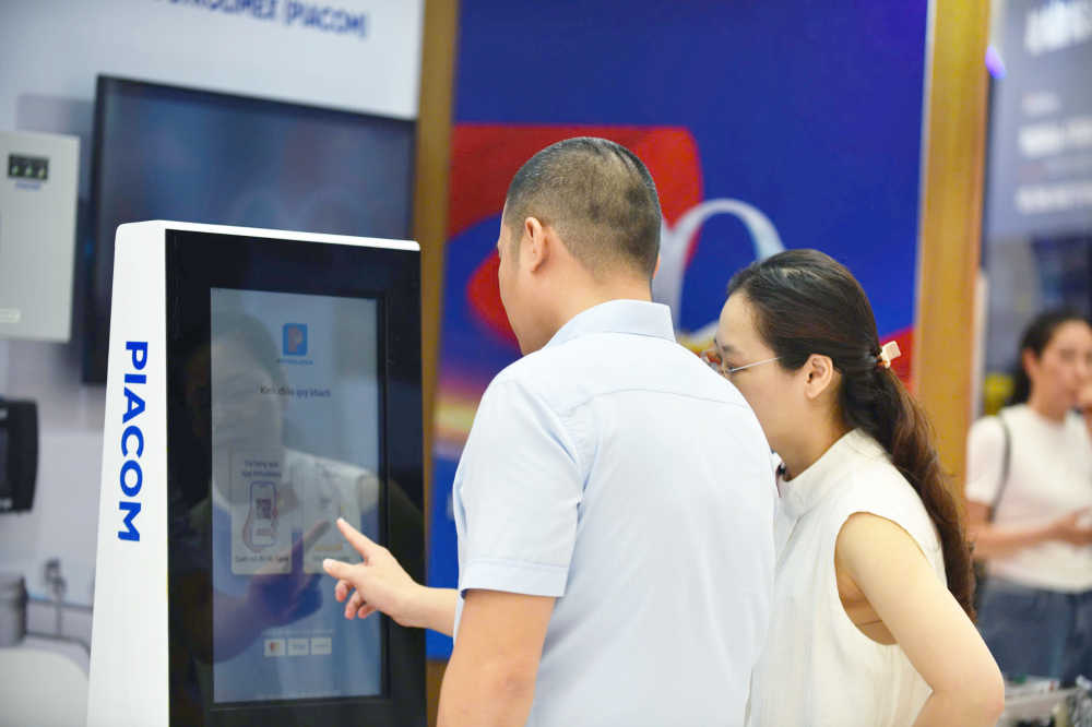 Khách tham quan trải nghiệm ki-ốt mua xăng tự động