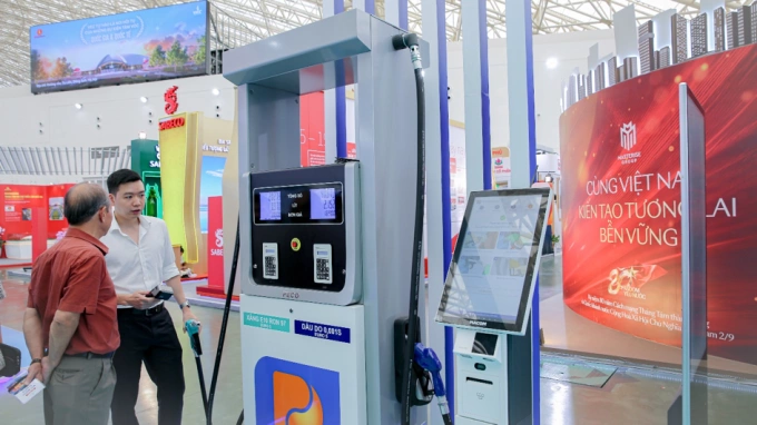 Cây xăng tự động được giới thiệu tại gian hàng của Petrolimex