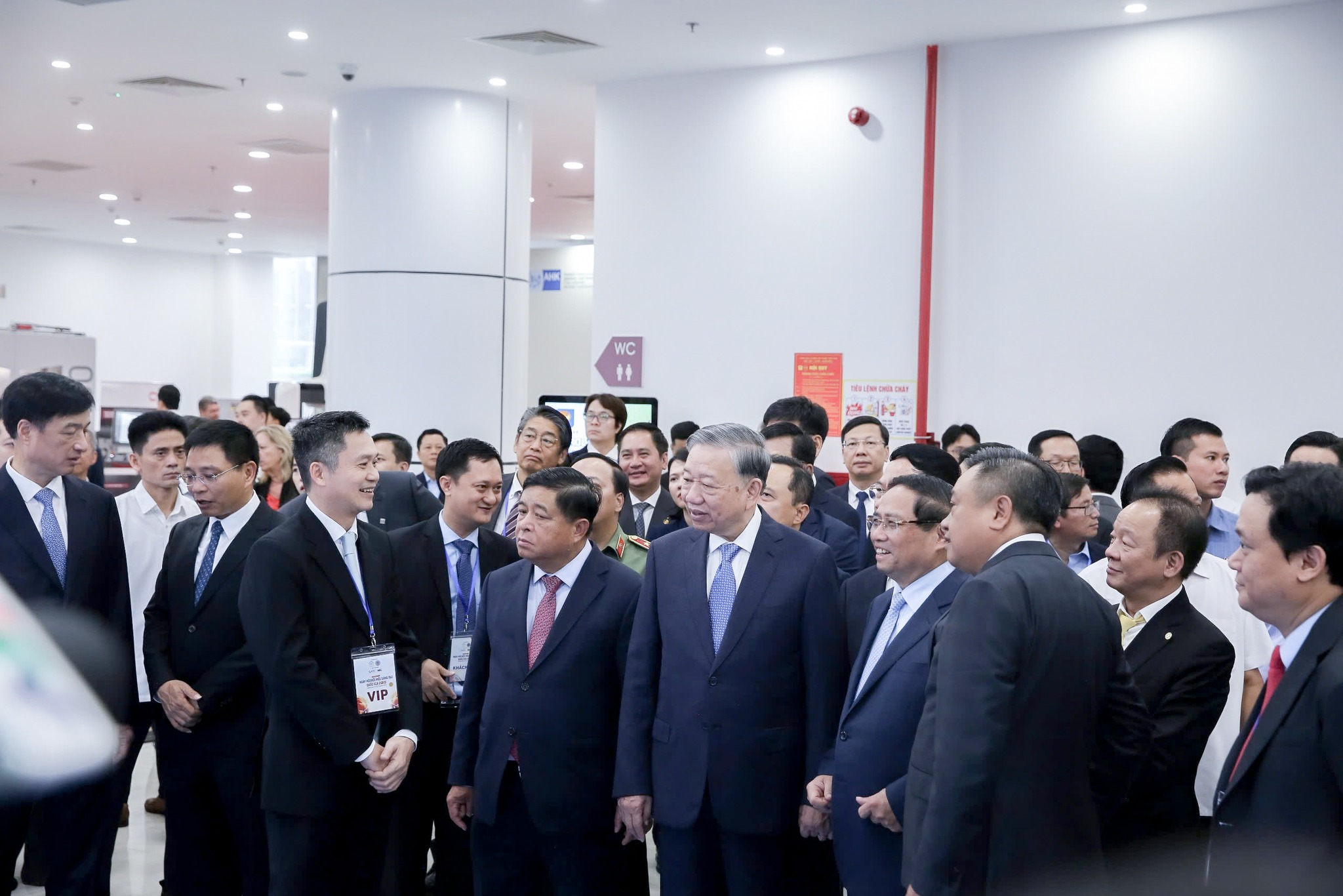 Tổng Bí thư Tô Lâm và Thủ tướng Chính phủ Phạm Minh Chính tham quan và nghe giới thiệu về các giải pháp của PIACOM và Petrolimex.