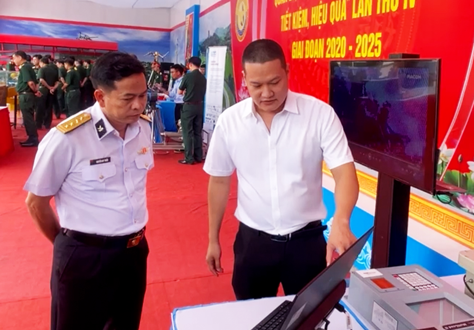 Kỹ sư PIACOM giới thiệu giải pháp tự động hoá tới Tổng cục trưởng Tổng cục Hậu cần
