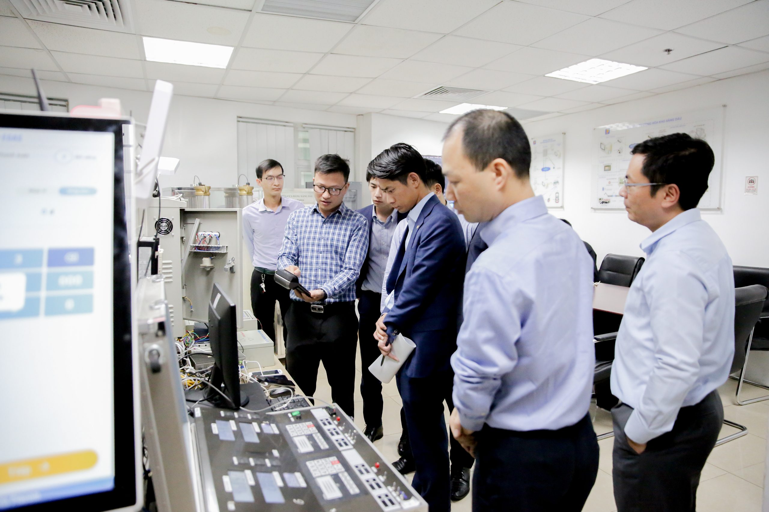 Trải nghiệm thực tế tại phòng Lab PIACOM