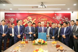 Ông Nguyễn Thanh Sơn – Chủ tịch Công đoàn Xăng dầu Việt Nam thay mặt đoàn gửi những lời chúc mừng năm mới Bính Ngọ đến tập thể người lao động PIACOM.